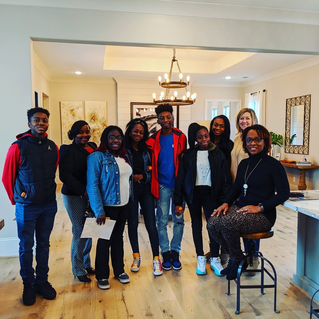 AliciaGHuey's tweet photo. I so enjoyed meeting these students from Center Point today! Thank you for visiting with me and discuss careers in construction! #CareersInConstruction #LearnaTrade #DoWhatYouLove #EducatetheNextGeneration #TourtheParadeofHomes https://t.co/UtT3WwJ6ar