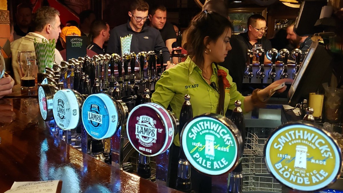 luchogronert's tweet photo. Variety of beers you were saying... #Dublin #GoogleTrek https://t.co/Zdeql4UQYX