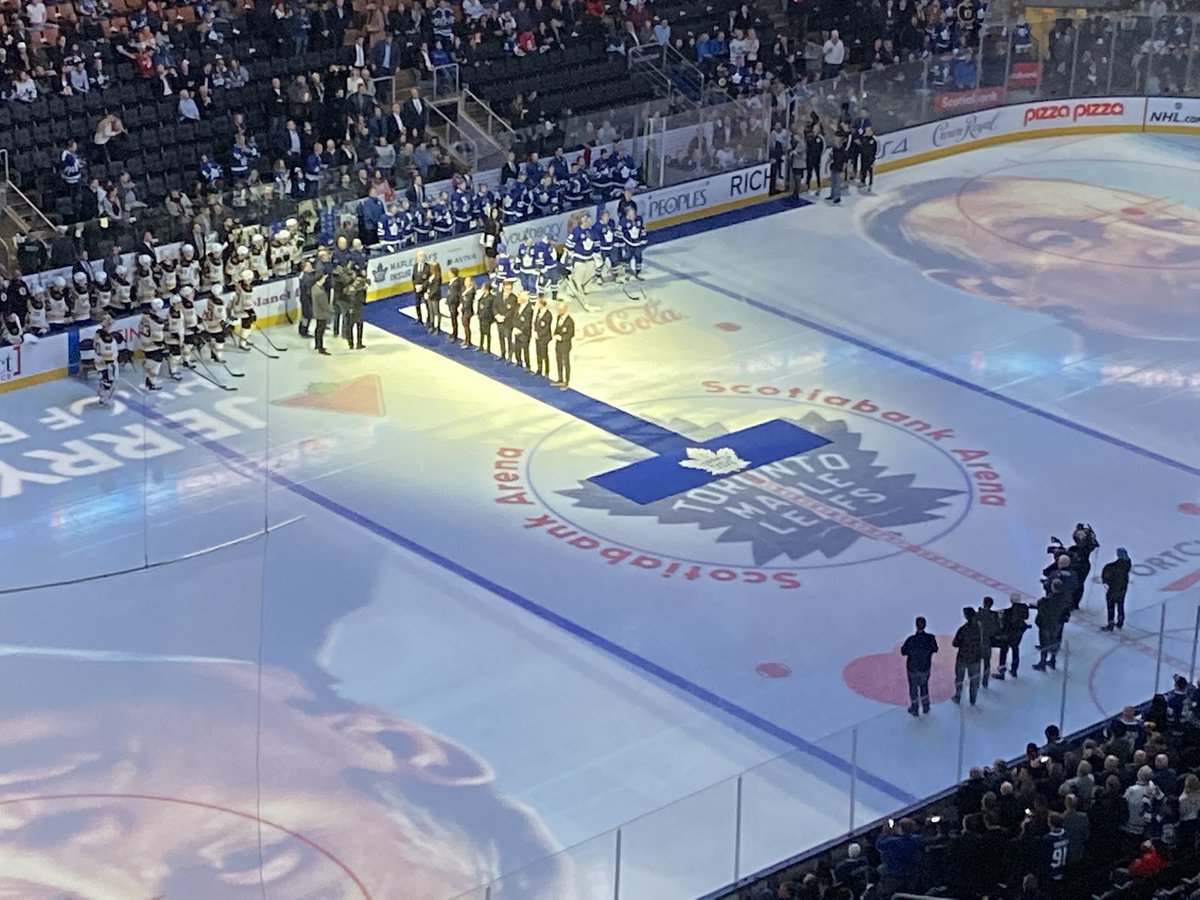 #shes4sports is in the building @MapleLeafs game😻. 🏒Congrats @wick_22 - 2019 @HockeyHallFame inductee🙌🏾 #womeninhockey #hockeyisforeveryone #leafs #toronto #tml #hhof #hayleywickenheiser