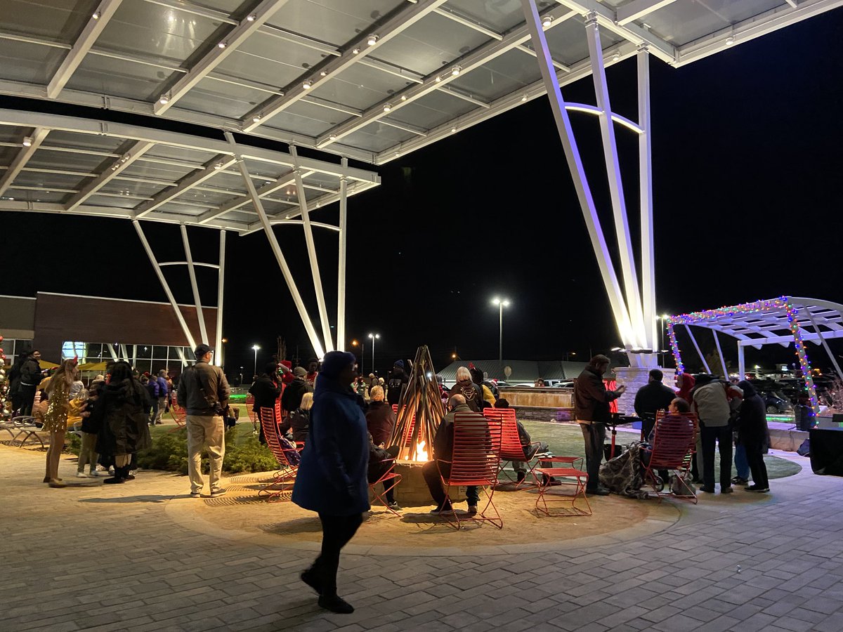 TMoTruckWestMO's tweet photo. We are out here #RockingOut @parkway_ward about to #LighttheTree up! Not only that we have some #AmazingMagentaDeals! Come #Spin2Win! https://t.co/XeJbnaU2eX