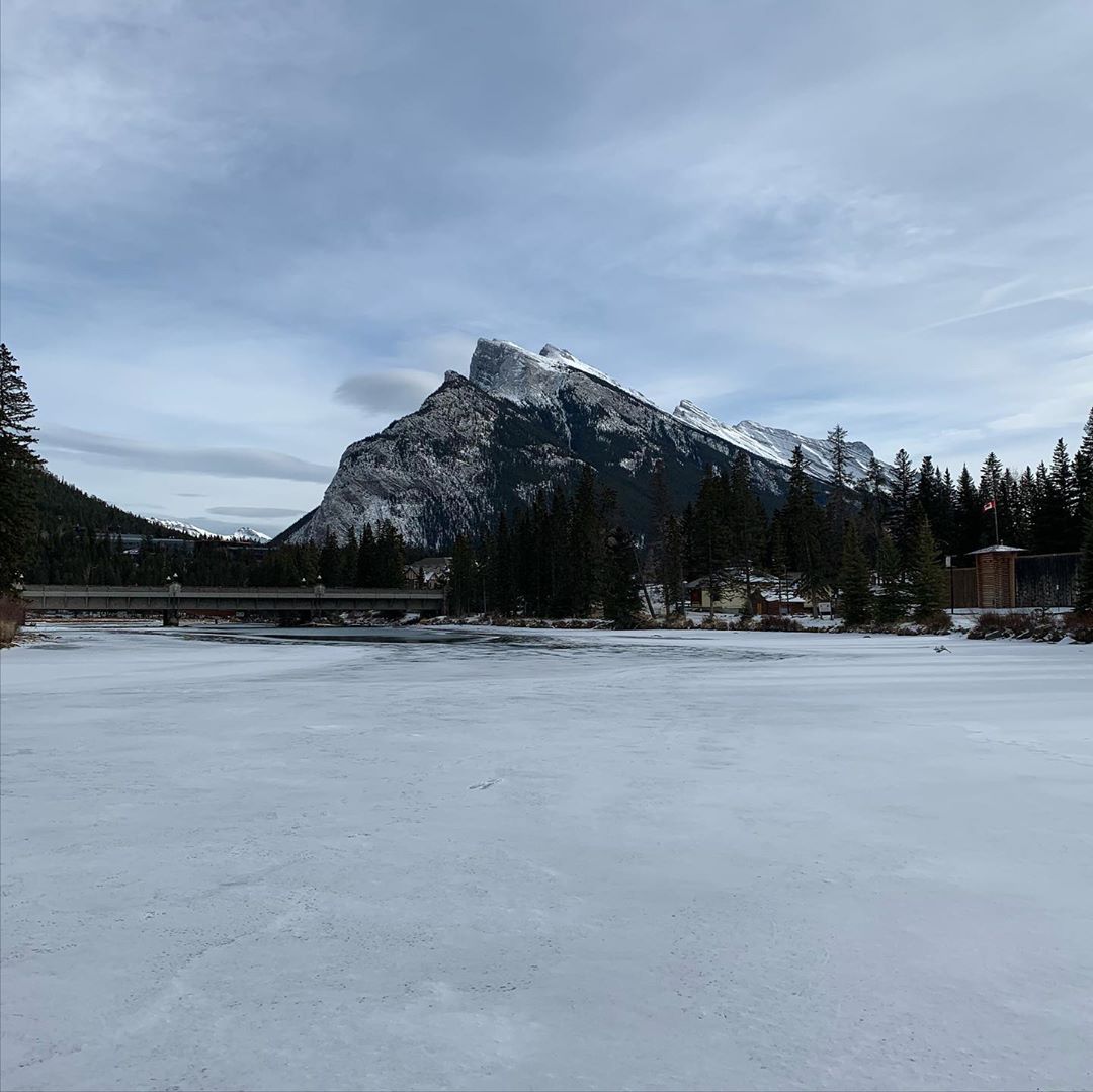 BanffCanoeClub's tweet photo. The #BowRiver may be #frozen, but be sure to be cautious if you are thinking of walking across. Safety first! 📸: aaronbaker02 (Insta) https://t.co/5yc9jwvMIa