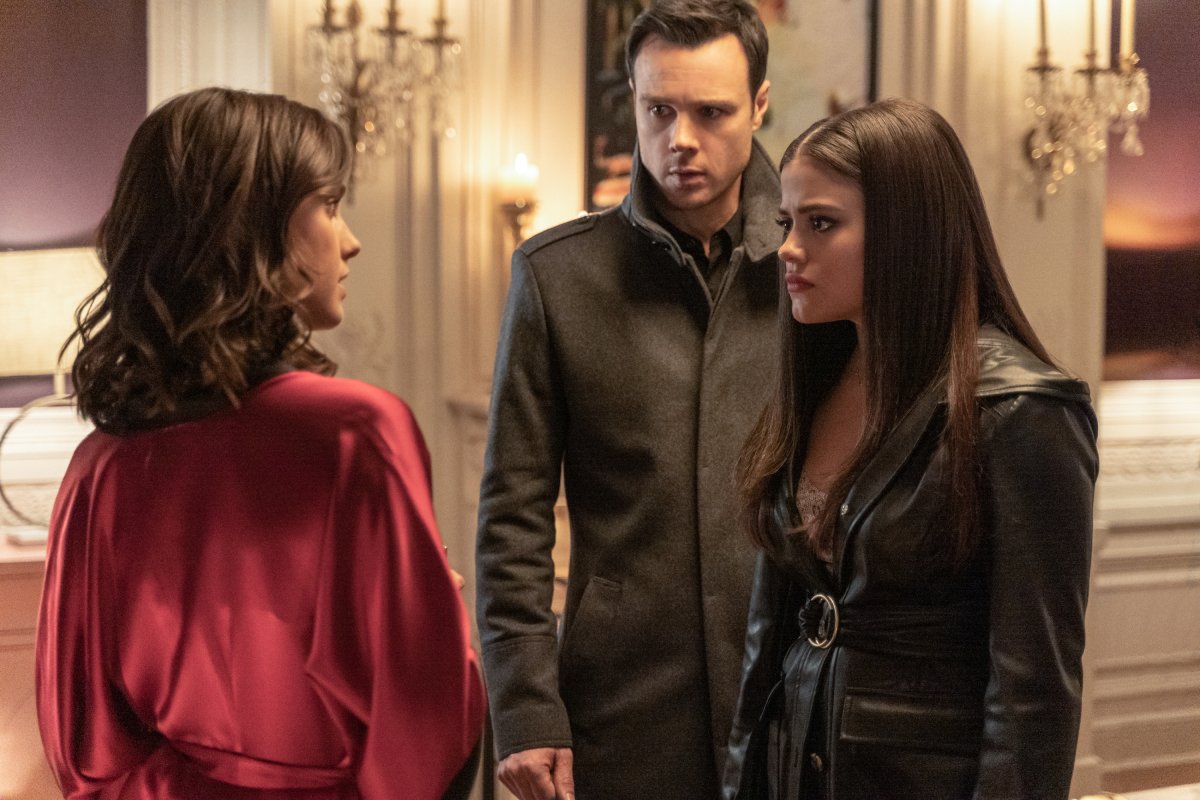 KSiteTV's tweet photo. #Charmed "Past is Present" Preview Images - Gallery HERE: https://t.co/9OZxAQE3h1 https://t.co/DWFDaENwh1
