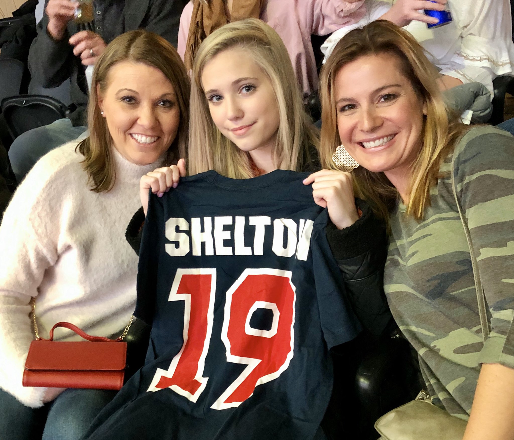 Jen Carfagno on Twitter: "Taking my friend's daughter to her first concert  tonight! #ATLive great show already! We are ready for @blakeshelton!!!  https://t.co/TEvsuYwBzG" / Twitter
