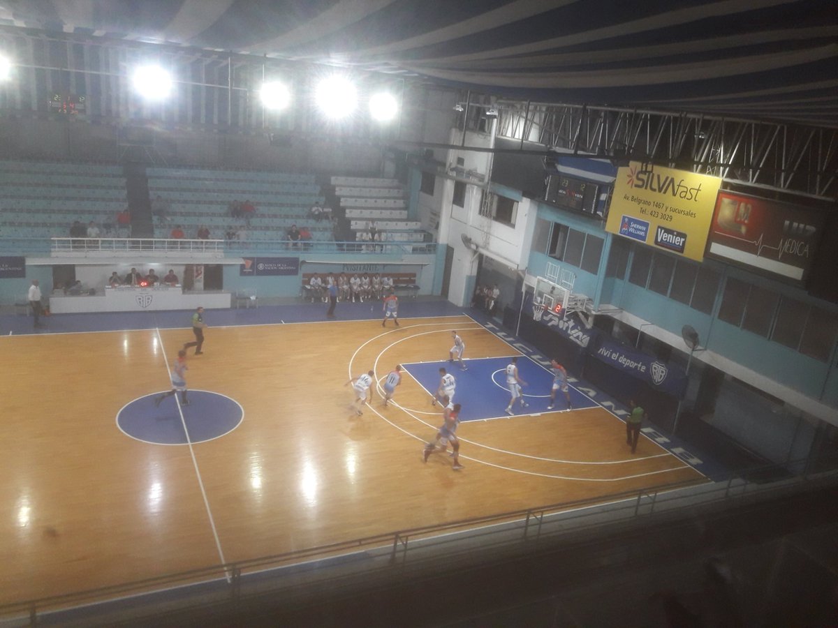 MundoBasquet2's tweet photo. El equipo de Mario Vildoza es contundente y se desprende en el marcador en este primer cuarto.

@TucumanB 32  vs  #Hindú 15

@basquetfederal https://t.co/VAJvkngynb