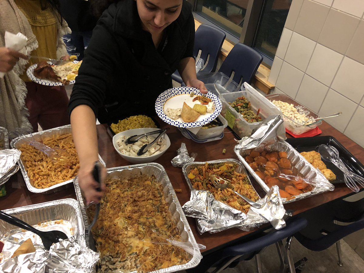 CHSTitanChoir's tweet photo. Thanksgiving dinner with the Choir family🎤🥘🥧 https://t.co/jitbY9n8DH