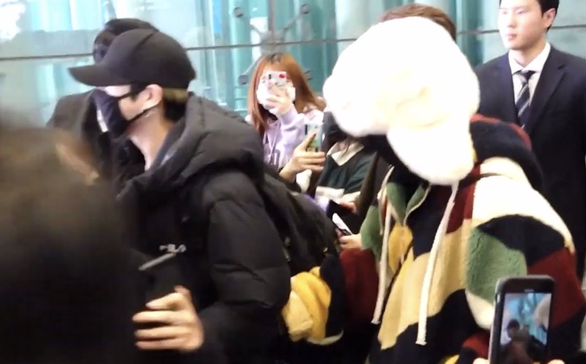 stillkms's tweet photo. "He seems like he'll protect me from people" - jimin https://t.co/KxITHXQ4pO