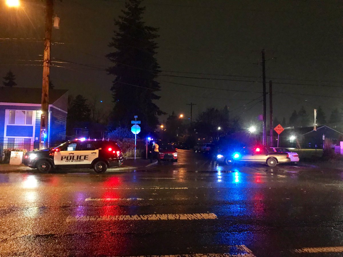 ColeMillerTV's tweet photo. BREAKING: @EverettPolice surrounding an apartment complex off W Casino near 10th Ave, investigating what’s believed to be a shooting. We’re hoping to learn more soon #KOMONews https://t.co/CZDJz28F9T