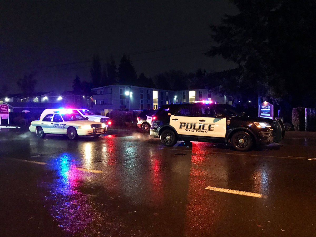 BREAKING: <a href="/EverettPolice/">Everett Police</a> surrounding an apartment complex off W Casino near 10th Ave, investigating what’s believed to be a shooting. We’re hoping to learn more soon #KOMONews
