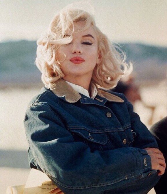 マリリンモンローめっちゃアメカジ😳 ジーンズのハイウエストもイケ