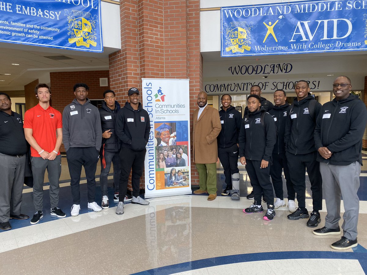 Morehouse_SAAC's tweet photo. Community Engagement Alert: #MHCSAAC teamed up with Clark Atlanta University football for five hours to participate in @cisatlanta’s Tackling Bullying event at Woodlawn & McNair middle schools.
#MorehouseServes @ProfThomas https://t.co/6tqyxIayDs