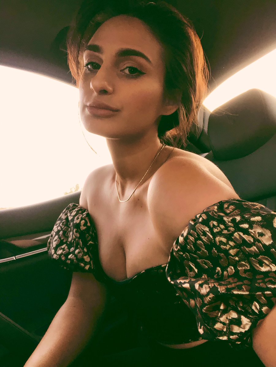 Jazminwhitley's tweet image. earrings or no earrings