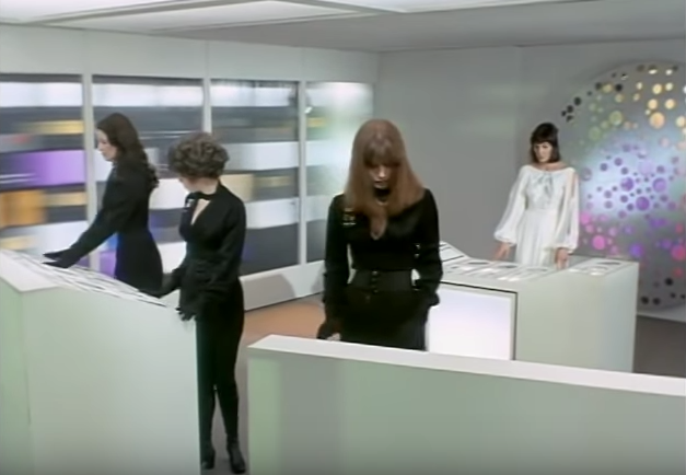 BNFOS's tweet photo. The Apple Store prepares for an imminent alien attack or a new product launch.  #Space1999 #TheLastEnemy #MoonbaseAlpha #CommanderKoenig #DrRussell #VictorBergman #Apple #AppleStore https://t.co/5zFrwwUWT0