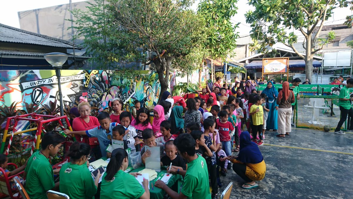Wow pagi ini warga antusias mengikuti Lomba "TANTANGAN JUARA MILO" DI RPTRA Kampung Budaya dihadiri oleh Ibu Lurah Utan Panjang. Yuk liat keseruannya disini dan nantikan acara berikutnya.😊😊😊😊  <a href="/Ermasuryani63/">Erma Suryani</a> <a href="/tutykusumawati/">tutykusumawati</a> <a href="/dppappdki/">Dinas PPAPP Provinsi DKI Jakarta</a> @PpappPusat @sudinppappjp <a href="/aniesbaswedan/">Anies Rasyid Baswedan</a>