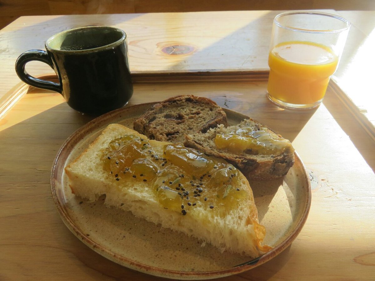 Delicious breakfast at Kamiya bakery: all-you-can-eat bread with local kiwi/mandarin jam, all-you-can-drink coffee, mandarin juice... Cosy, sunny, terrace, electric plugs... Slope & restroom for wheelchairs. Takeout nearby   #VegetarianJapan  #AccessibleJapan  #JapanTravelKamiyama