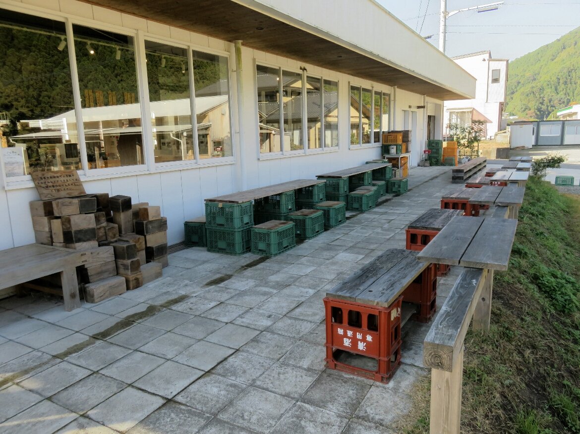 Delicious breakfast at Kamiya bakery: all-you-can-eat bread with local kiwi/mandarin jam, all-you-can-drink coffee, mandarin juice... Cosy, sunny, terrace, electric plugs... Slope & restroom for wheelchairs. Takeout nearby   #VegetarianJapan  #AccessibleJapan  #JapanTravelKamiyama