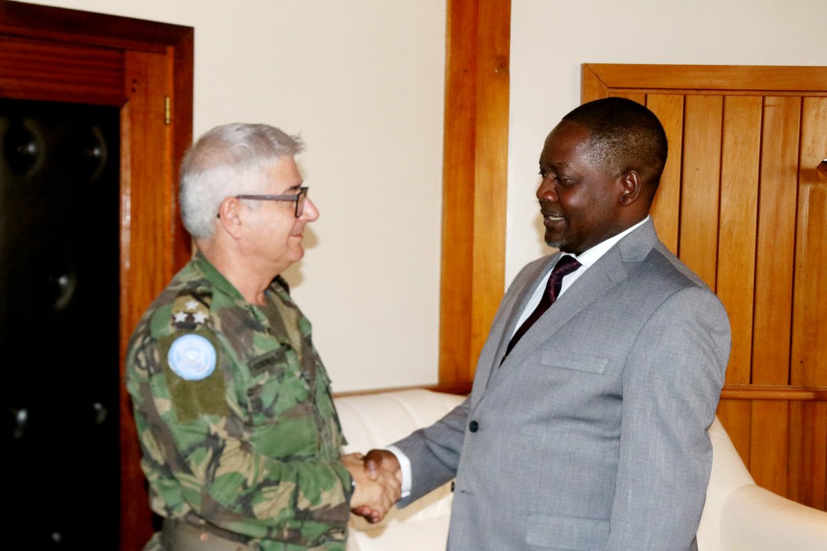 FirminNgrebada's tweet photo. Le Commandant Adjoint de la Force des Nations-Unies en Centrafrique(MINUSCA) le Général de Division Marco Paulino SERRONHA est venu dire au revoir le vendredi 15 novembre 2019 au Premier Ministre Firmin Ngrebada.

Le Général portugais quitte le pays après 14 mois de service. https://t.co/9DVMmXITSH