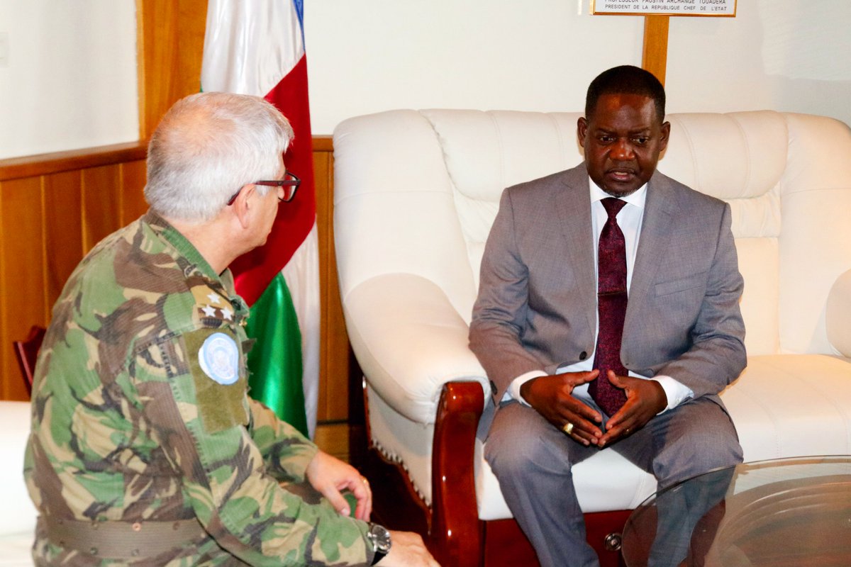 FirminNgrebada's tweet photo. Le Commandant Adjoint de la Force des Nations-Unies en Centrafrique(MINUSCA) le Général de Division Marco Paulino SERRONHA est venu dire au revoir le vendredi 15 novembre 2019 au Premier Ministre Firmin Ngrebada.

Le Général portugais quitte le pays après 14 mois de service. https://t.co/9DVMmXITSH