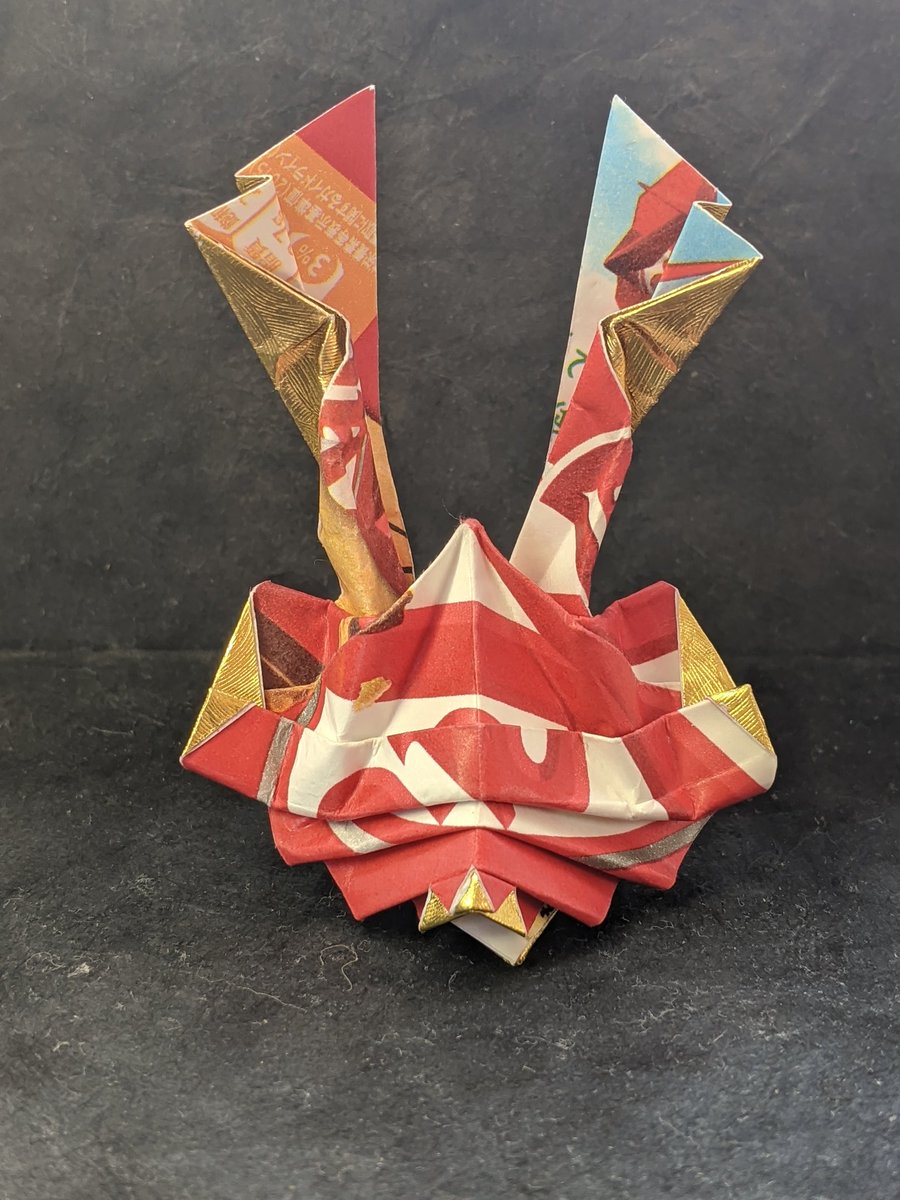 折紙大臣トキポン なんかこの折り紙買ったら中にキットカットいっぱい入ってたからお得だったよ 裏に金紙貼ってオリジナルの兜作った