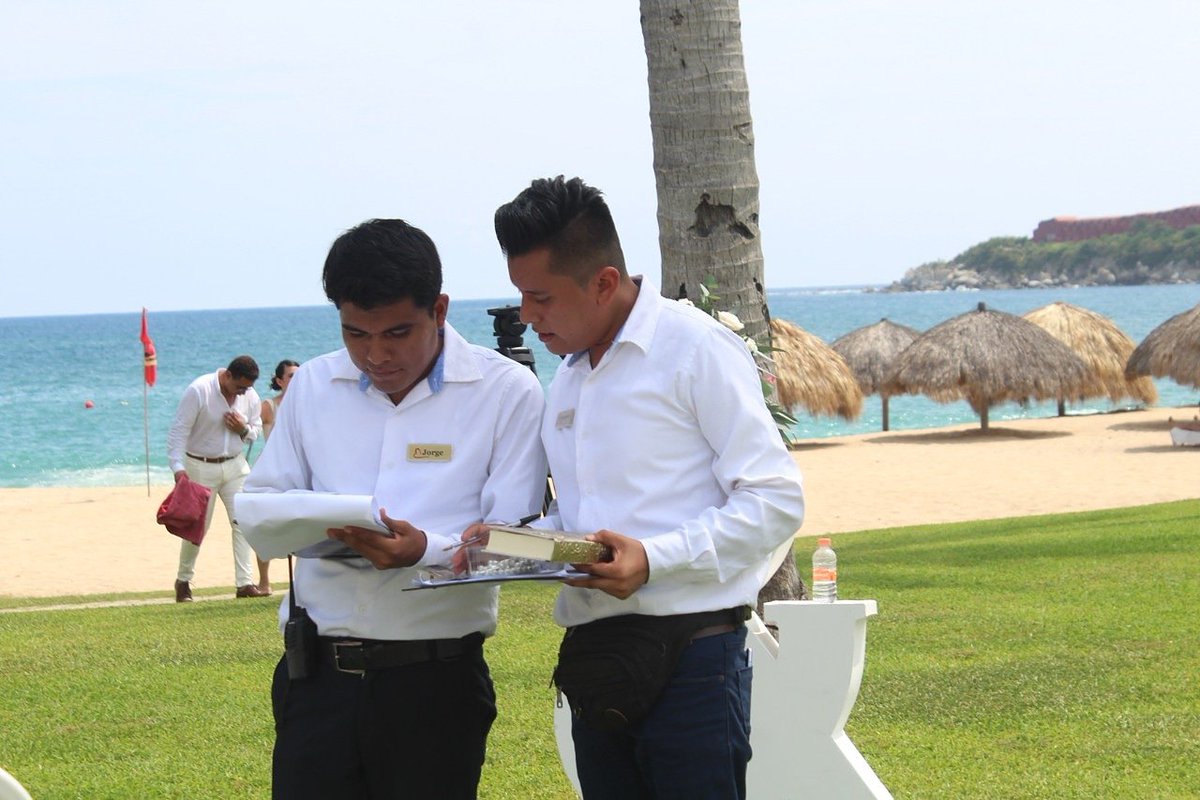 everluna_wp's tweet photo. En cada boda siempre nos sucede una anécdota diferente 😜
.
.
#beachwedding #huatulcoweddings #weddingshuatulco #pacificweddings #mexicoweddings #weddingexpert #mexicanweddingplanner #weddingideas #destinationwedding #getmarriedhuatulco #visithuatulco https://t.co/yJgN3uB7IC
