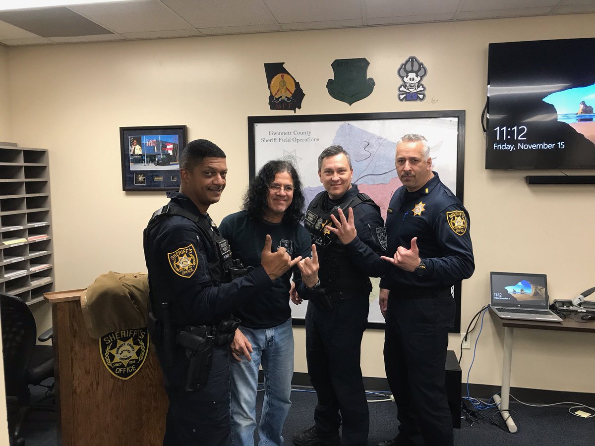 Devildog683's tweet photo. Earlier today. A visit from a retired #horsemen. #4horsemen #LPRUnit
Retirement looks good on you brother. 2 years already! #Louie @GwinnettSO
@GwinnettSOK9 @K9Armo_SOK91 #SiverFox Lt. CORSO and yours truly.
#LivePD https://t.co/tVxA4BHZ6r