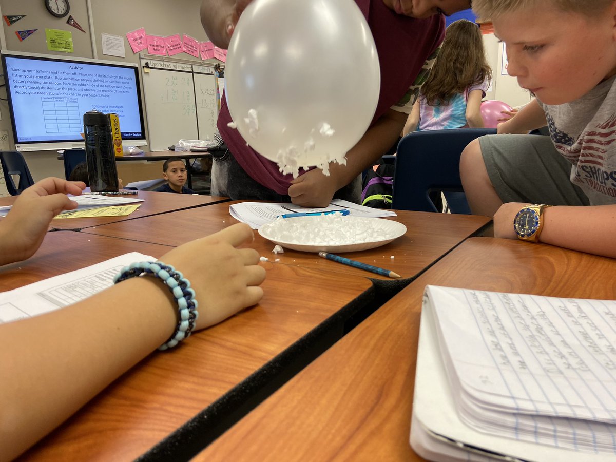KevinThomasOCPS's tweet image. Having fun with the kiddos and #staticelectricity #OCPSsci5  @PokornyCristina @DaveGorham_OCPS