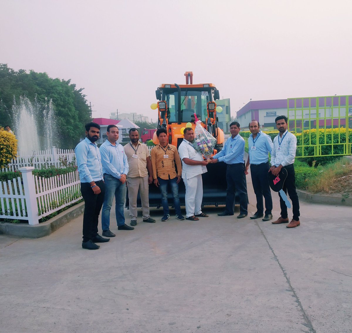 AceCranesIndia's tweet photo. Join us in celebrating the first delivery of the All New AX 124_Phantom to our customer. Welcome to the #ACE family
#AceIndia #ACEIndiasNo1Cranebrand #acecranesindia #LiftingIndiasgrowth #ACEFamily #customer #welcome #newcustomer #key #handover #firstdelivery #AX124 #weekendvibes https://t.co/BGlKnbFM0N