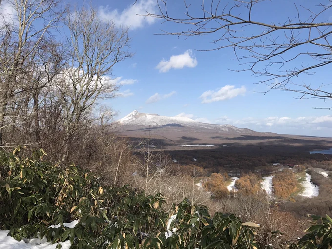 日暮山の展望所でございます。
前方には駒ケ岳が見えております‼︎
そしてふわふわサラサラの雪が溶けずに残っております‼︎‼︎ 