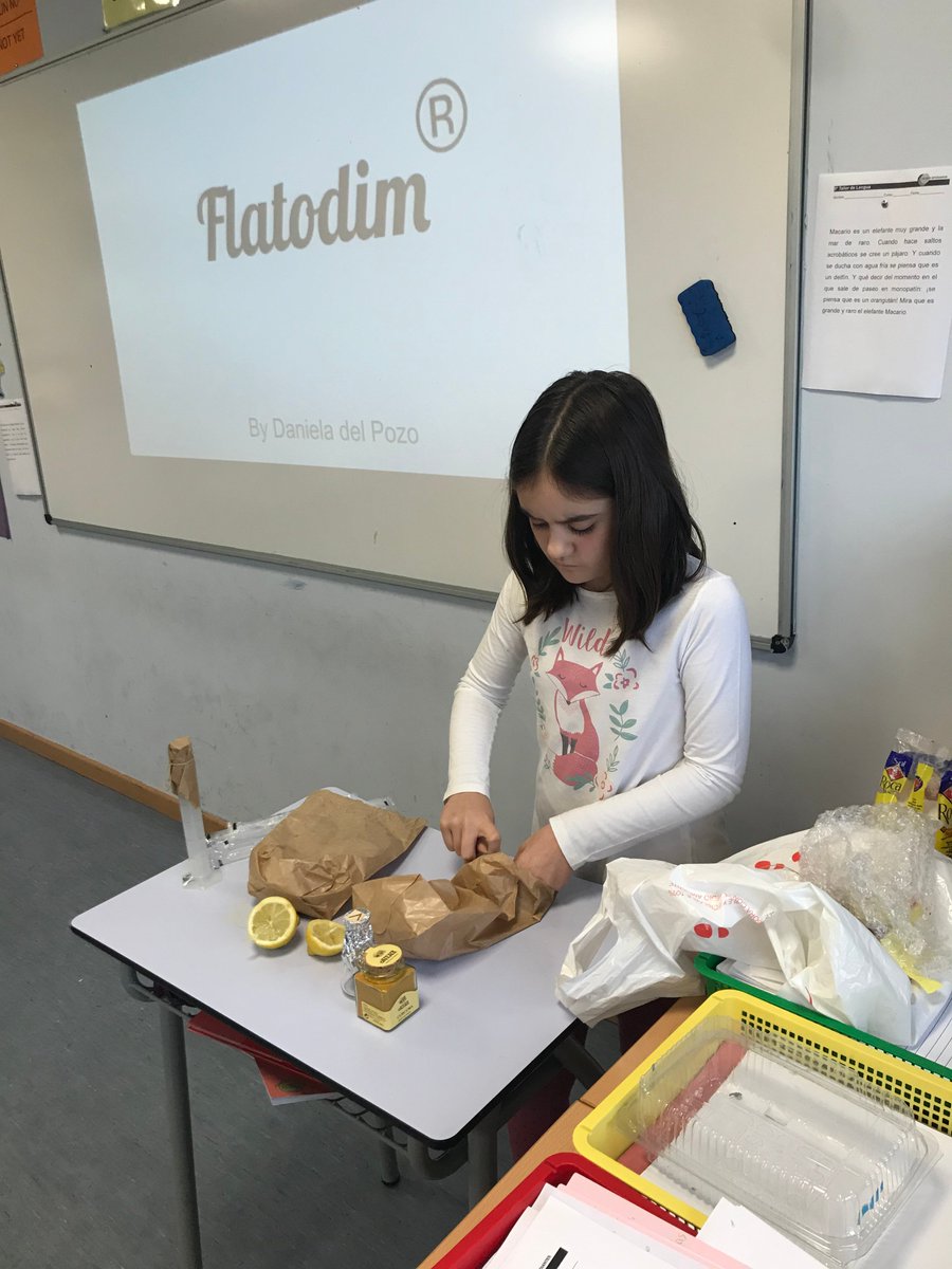 madelpozo67's tweet photo. In the #WeekOfScience a girl presents the medicine she invented to her classmates...
En la #SemanaDeLaCiencia una niña explica una medicina inventada por ella a sus compis... @ColeEstudiantes https://t.co/x9Kq8lhhnX