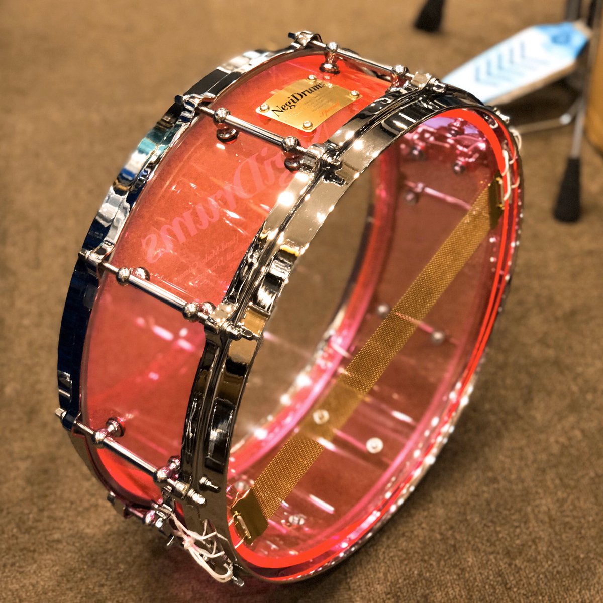 池部楽器店ドラムステーション渋谷 Negi Drums 入荷しました 蛍光ピンククリアーアクリルのシェル素材を使ったネギドラムのアクリルスネアが入荷致しました 極めて傷の少ない国産キャスト製法アクリルをセレクトし 透明度において世界トップクラス
