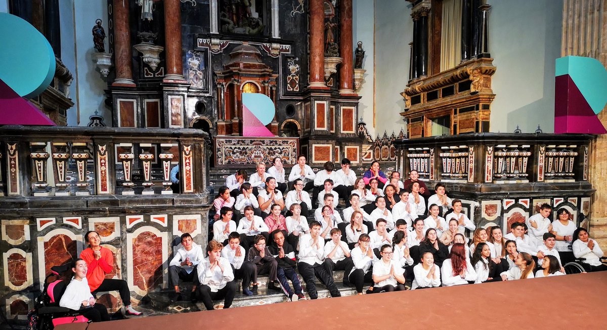 ComeniusCEducat's tweet photo. Gràcies @AmpaComenius gràcies a l'AVL, al CECV, a Wilfried, Amaya, Clara, Susan i les xiques que han col.laborat i implicat d'aquesta manera en el Projecte #FiveDaystoDance 80 alumnes 3r ESO. #PARADE, la identitat #RqRqR #CECV @AkoeEducacio https://t.co/OS8F2NACfV