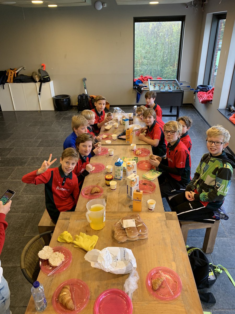 SI911's tweet image. Teamontbijt JD1 voor de wedstrijd tegen Pinoké JD3. @Strawhockey #huprood #StrawberriesJD1