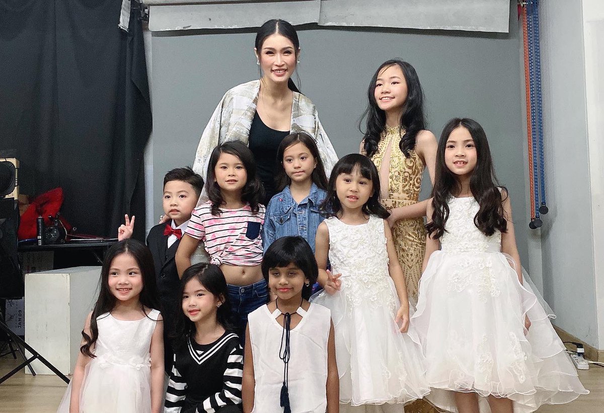 amberchia's tweet image. 长大一定是大美女。😍
@amberc_academy 小名模拍摄完成。📸
It‘s a wrap for #amberchiaacademy #kidsmodeling profile shoot. 
Thank you &amp;amp; well done all my little supermodels! 👏