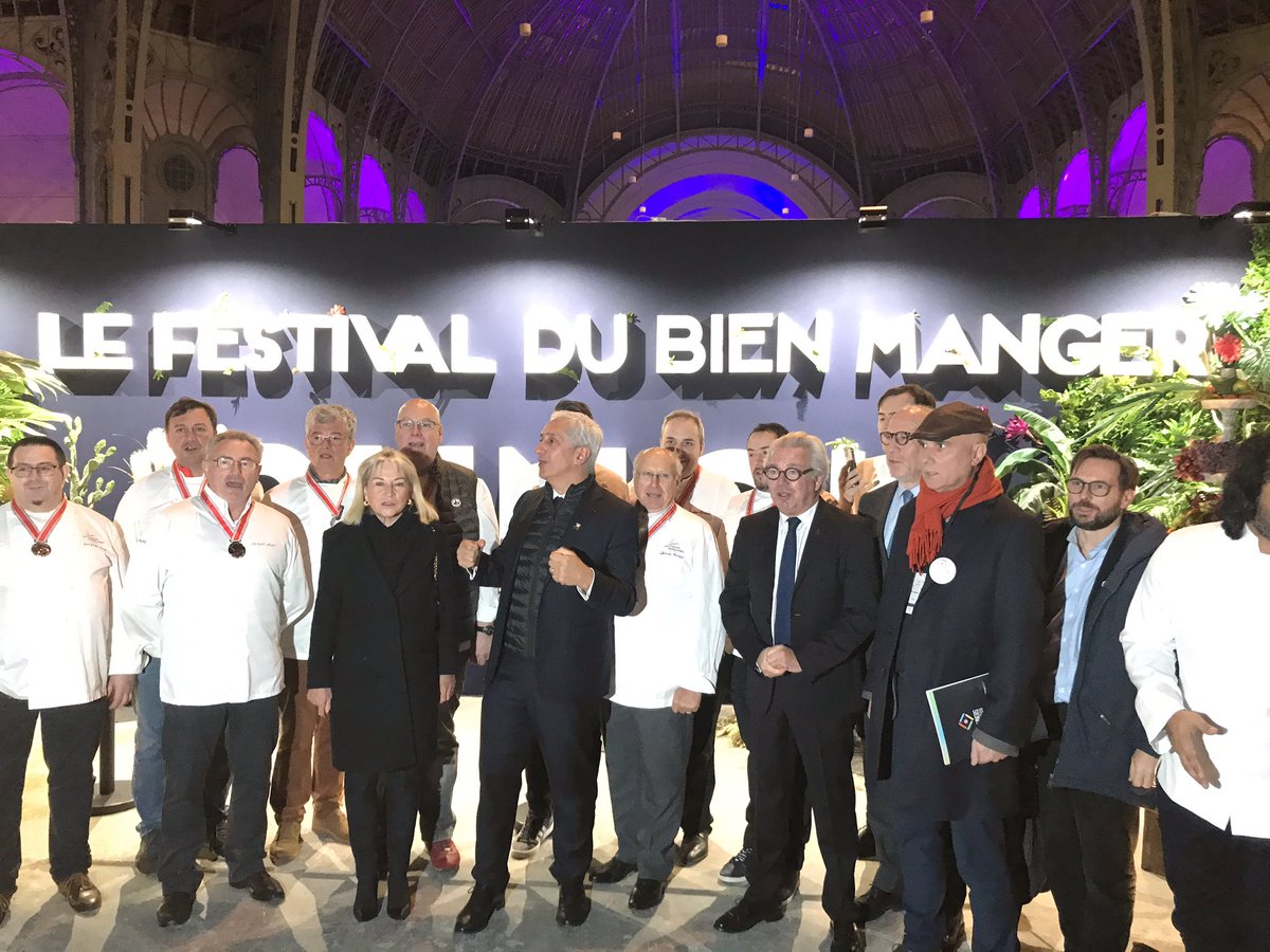 catherine_dumas's tweet photo. Avec les amis de #Rungis (chefs, artisans, commerçants, producteurs, grossistes,...) au Festival du Bien-Manger, installé pour tout le WE au Grand Palais, pour fêter les 50 ans du déménagement des Halles, de Paris vers Rungis. #Anniversaire https://t.co/9wtbE14SI4