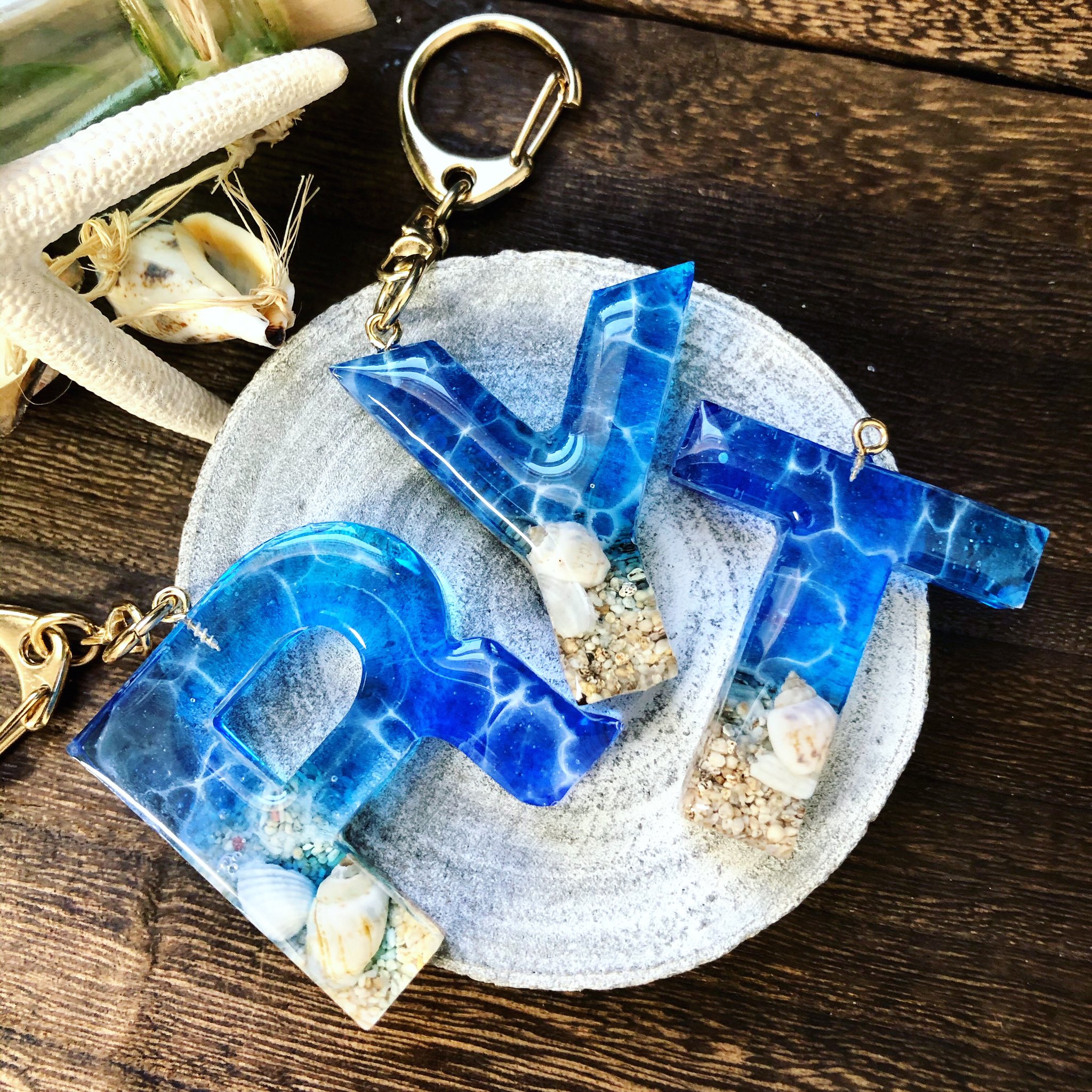 白と青の世界　イニシャルキーホルダー　　スプラッシュ　ハンドメイド 白と青の世界様 専用 イニシャルキーホルダー スプラッシュ