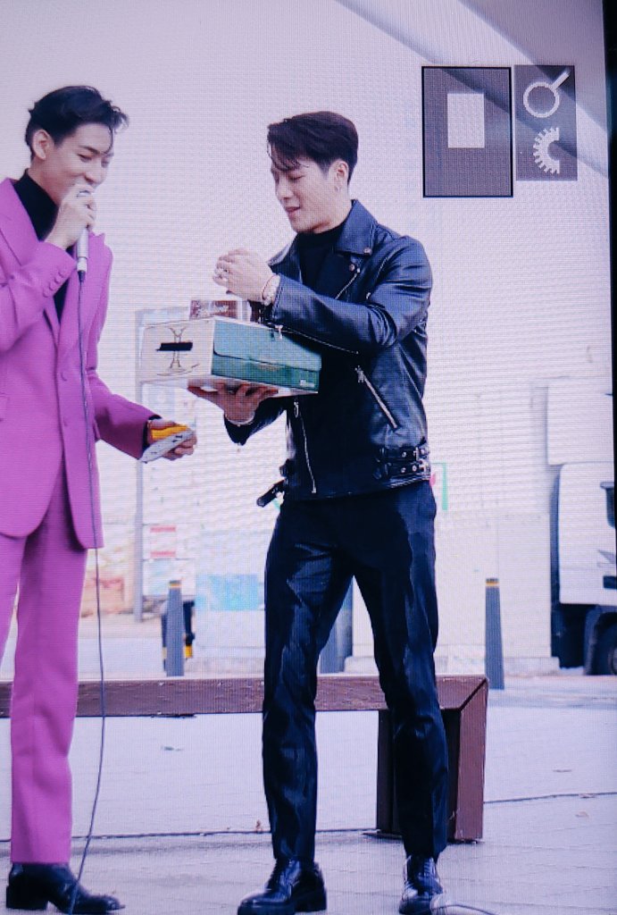VIPCHI852G7's tweet photo. 오랜만에 보니까 약간 울컥했다 ㅎ
#잭슨 #王嘉爾 https://t.co/tkcj1A3zNM
