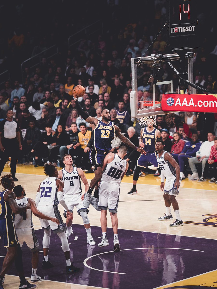 ajlising's tweet photo. WE ARE ALL WITNESSES. 👑🤯@KingJames @LakersNation https://t.co/0f5uDC8txb