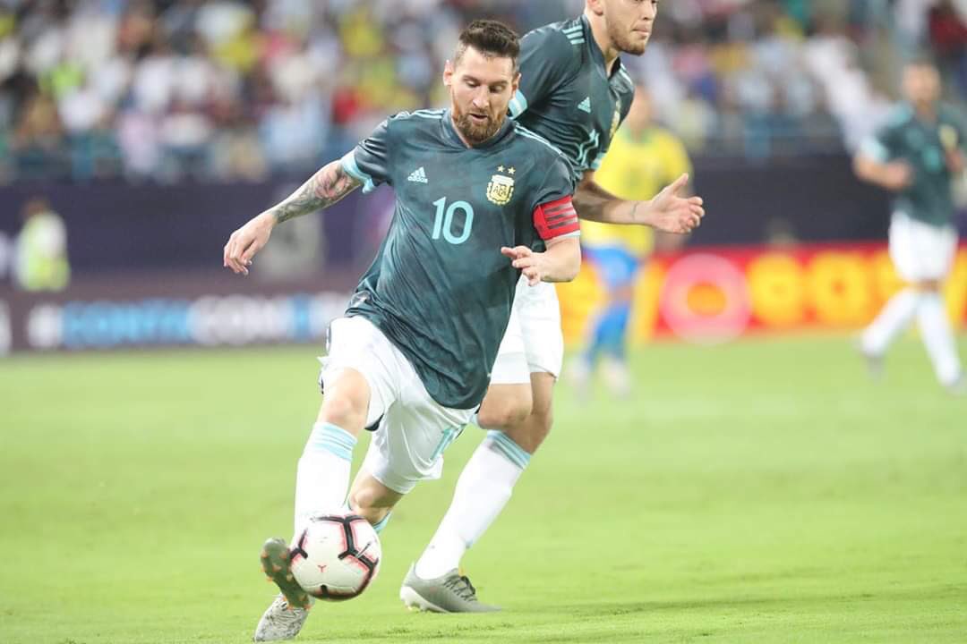 BarcaFRNews's tweet photo. Après une suspension de 3 mois, Leo #Mesis a fait son retour avec l’Argentine et a offert la victoire à sa sélection lors du #SuperClásico face au Brésil 🇧🇷 https://t.co/B6HNbusifo