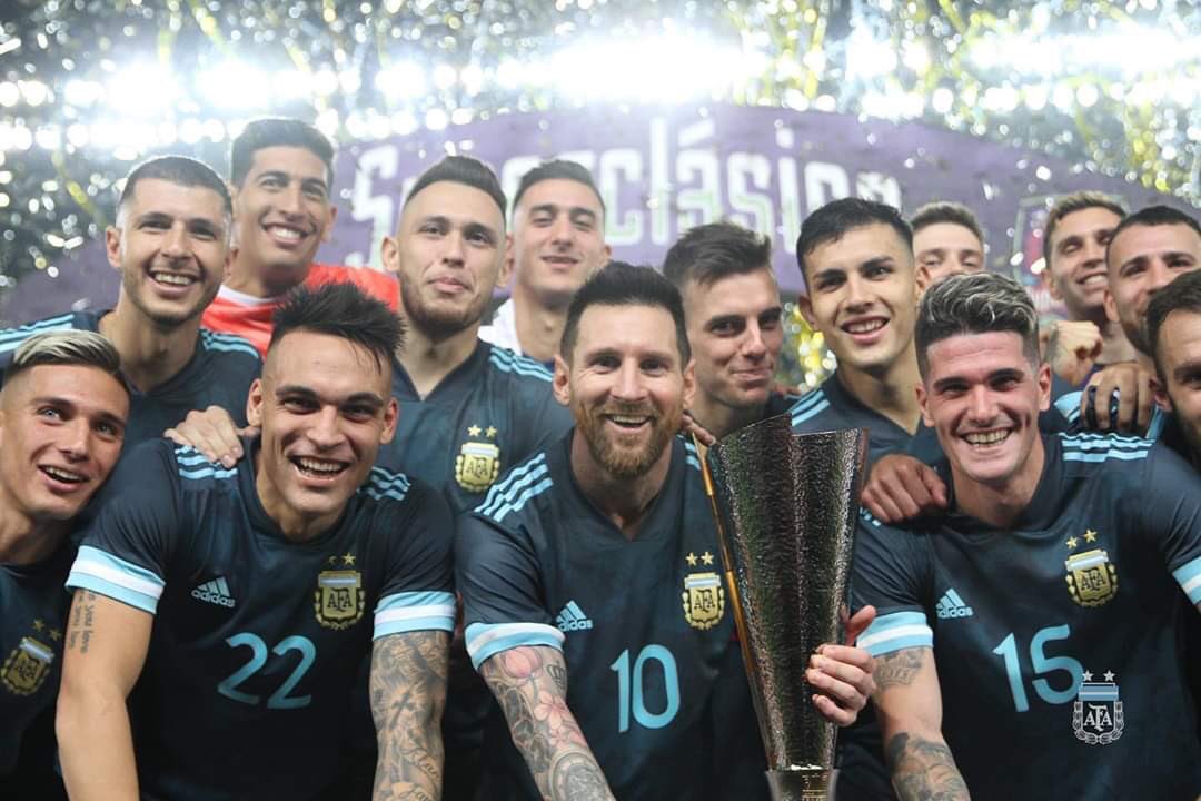 BarcaFRNews's tweet photo. Après une suspension de 3 mois, Leo #Mesis a fait son retour avec l’Argentine et a offert la victoire à sa sélection lors du #SuperClásico face au Brésil 🇧🇷 https://t.co/B6HNbusifo