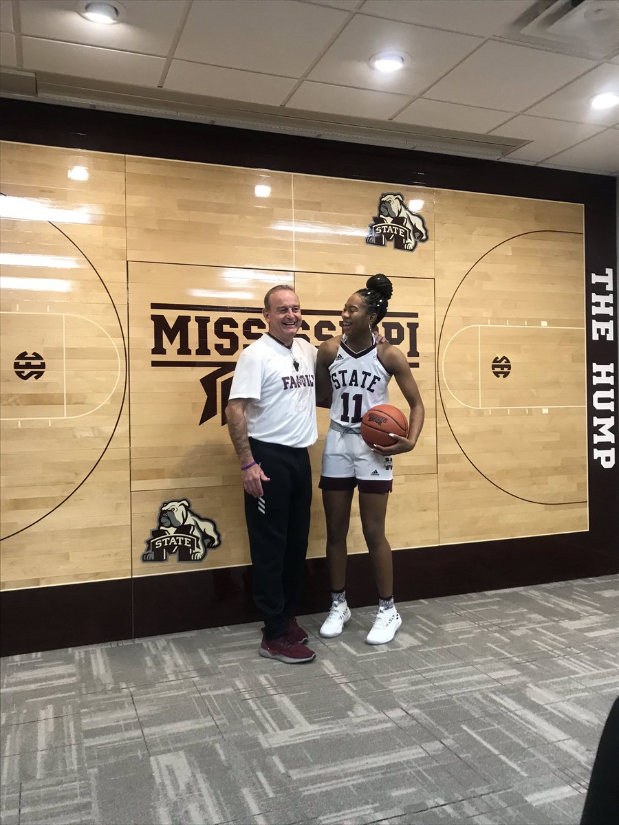 WigginsRoshonda's tweet photo. Thanks to all the coaches, the team and the super Fan for a great unofficial visit.. Coach Schaefer is hilarious 😆 @morashawiggins @HaroldWigginsS2 @m_wiggins98 @HWiggs1945 @Lovato22 https://t.co/nonDVFPpvo