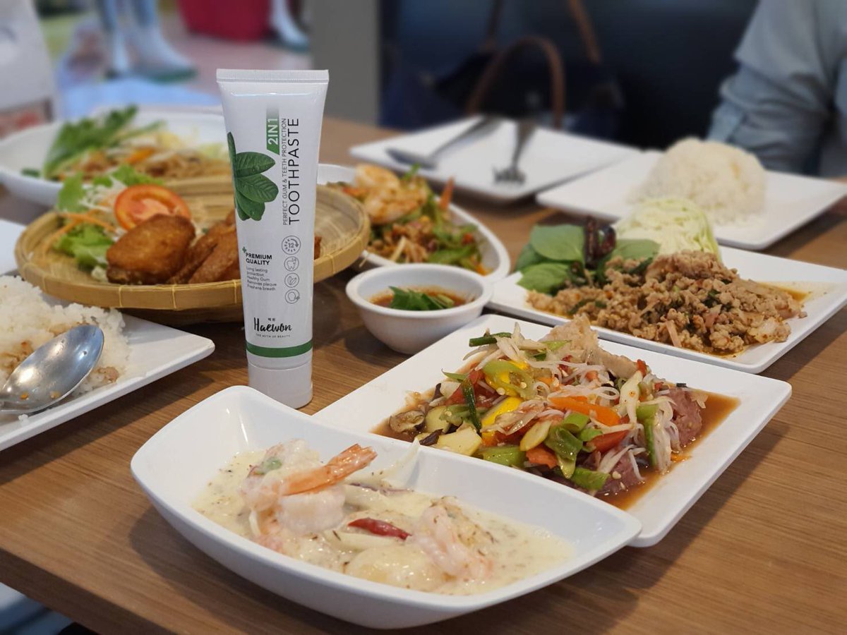 Onlineshopbynoi's tweet photo. ตัวช่วยหลังทานอาหารแซบ 🥘🍲มั่นใจ ว่าแปรงฟันแล้วไร้กลิ่นปากตกค้าง เพราะมีหลอดนี้ #ยาสีฟันแฮวอน 2 in 1 ยาสีฟันสมุนไพรผสานน้ำยาบ้วนปาก แปรงแล้ว ปากหอม เย็นสดชื่น กลิ่นอาหารหายหมดจด .. #haewontoothpaste #herbaltoothpaste #toothpate ##ยาสีฟันผสมน้ำยาบ้วนปาก #ยาสีฟันสมุนไพร #ปากหอม https://t.co/8YculfqYyH