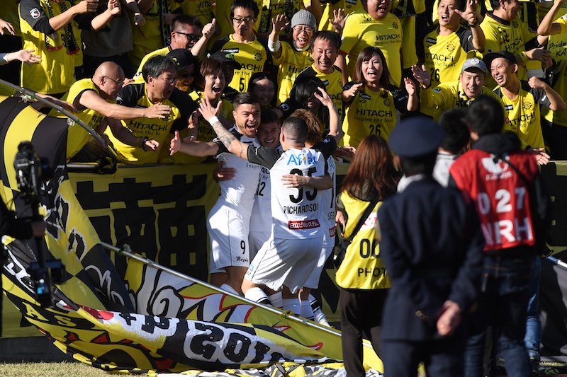 SoccerKingJP's tweet photo. ⚽️試合結果⚽️
柏、J2優勝＆1年でのJ1復帰が決定！　アウェイで町田に3発完封勝利
 https://t.co/egyYu6ftIO

🗣️編集部より
「#柏レイソル は瀬川祐輔とクリスティアーノのゴールで勝利！勝ち点を「81」に積み上げ、1年でのJ1復帰とJ2優勝を決めました！」 https://t.co/zjX16sEly3