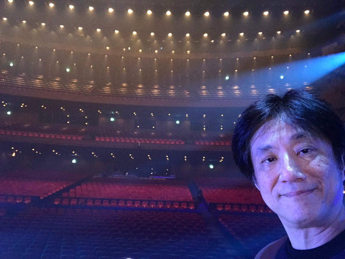 keita_pf's tweet photo. 大阪フェスティバルホールで演奏です。
髙橋真梨子さんコンサート😀
今日も宜しくお願いします。
#髙橋真梨子さん
#Fevbre Ⅲ 発売中
#ヘンリーバンド
#フェイブル https://t.co/N6k2izDzxl