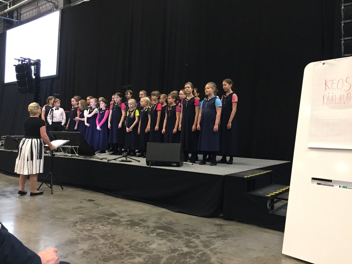 minnahuoti's tweet photo. Todellinen #koulutuksensuperviikko Jyväskylässä, @Ohohanke, #musiikkikasvatus’päivät ja #Keos2019, ihanaa olla mukana näissä. Nyt lavalla #KolmosKuutoset-kuoro, ihania! https://t.co/3sFdoPCv0V https://t.co/aYs2Aqimwz