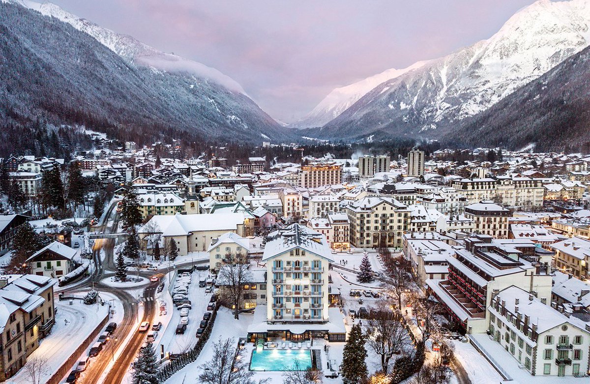 WTravelMagazine's tweet photo. #Wintertime planning for best #skiresorts! The world-class slopes of #Chamônix await; be sure to take advantage of local #sledgedog adventures, or stroll along the charming streets. And when here, stay at #HotelMontBlanc with 100+ years of history. 🗞➡️ https://t.co/pC6UeYtoBW https://t.co/pBdHiqupfs