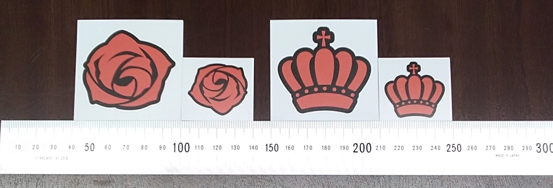 素材館 うちわ うちわ用デコシール新作入荷です 5cmと3cmの王冠 と薔薇 です サイズ感は2枚目の画像をご参照ください うちわのみではなく 手帳などのデコレーションにも最適のサイズです 推し色を持ち歩きませんか Kbooks 素材館 池袋
