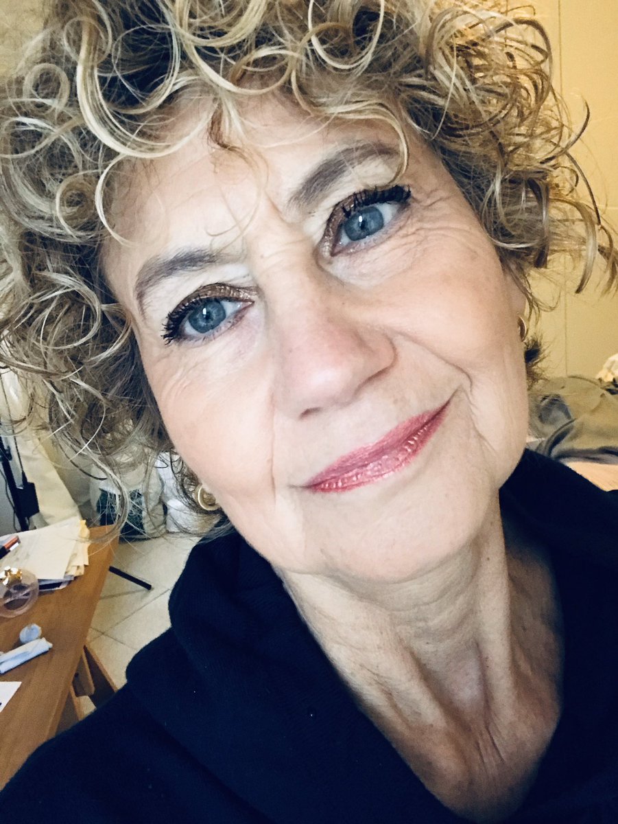 forzaebellezza's tweet photo. Anche stamattina pronta con i nuovi ombretti liquidi lo Spray Foundation e #mascara #4D4me di #Younique #makeup #Saturday #60years https://t.co/AauS70ZmN1