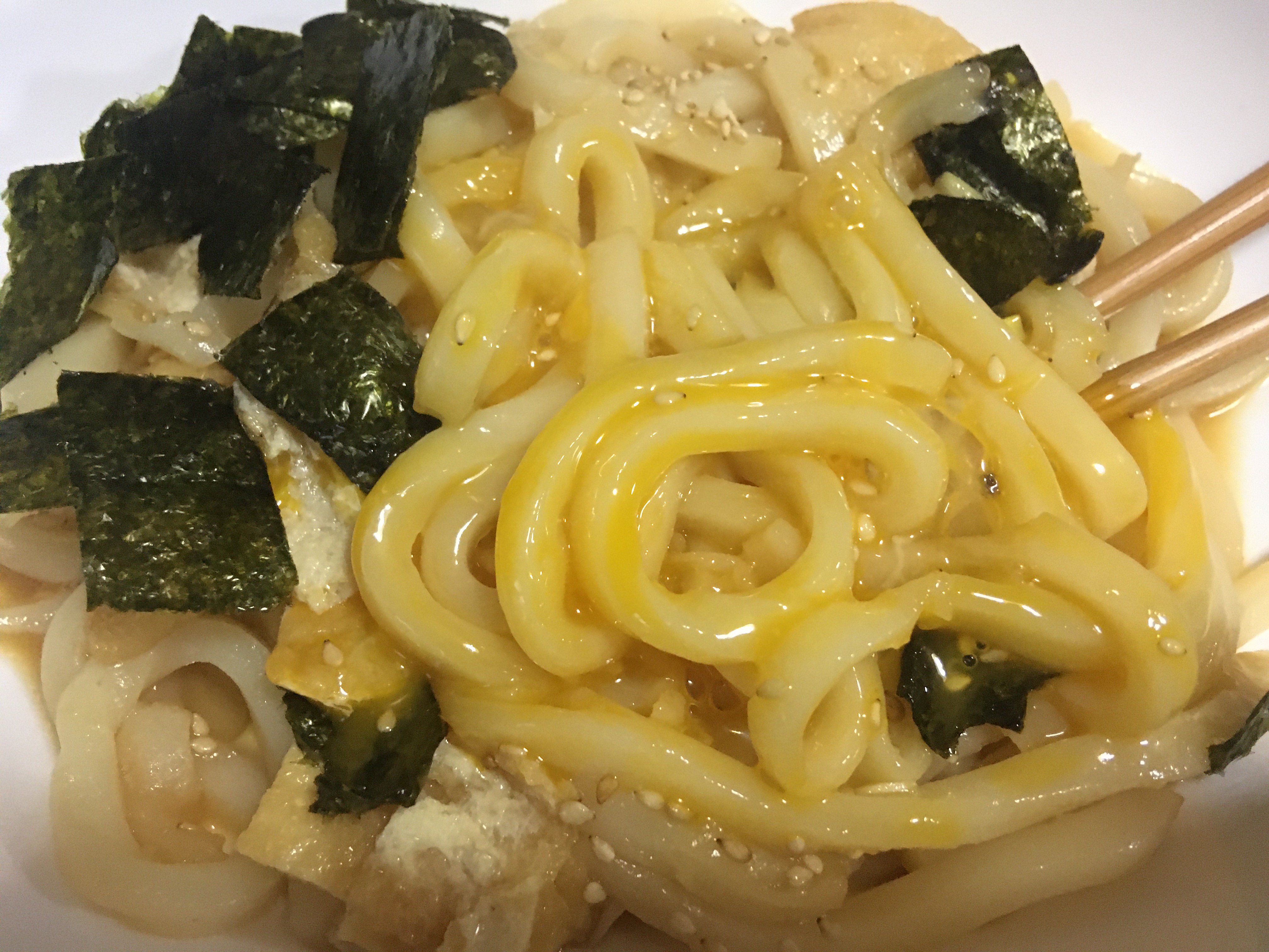 ななせなつひ On Twitter うどんを 油そば に変身させる必殺技を伝授します 麺つゆ 大さじ2 ごま油 大さじ1 バターひとかけ 生姜 ごま ネギを混ぜた汁をつくり そこに茹でたうどん一玉を投入して混ぜるだけ お好みで油揚げ卵黄海苔をのせてお召し上がり