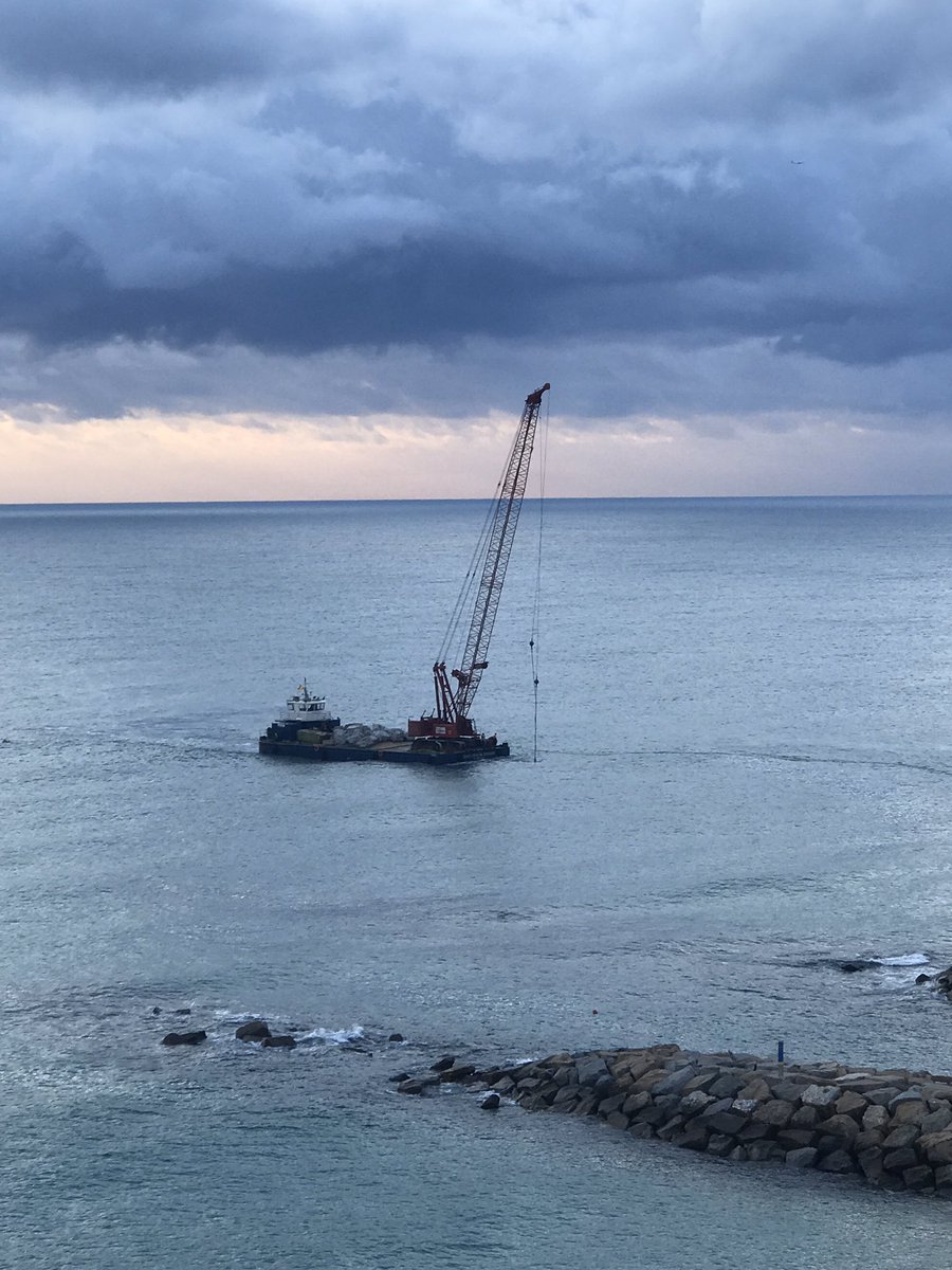 monicanaval's tweet photo. Moviendo piedras en #badalona #playadelcoco @Totbadalona https://t.co/9Pr80y3yyL