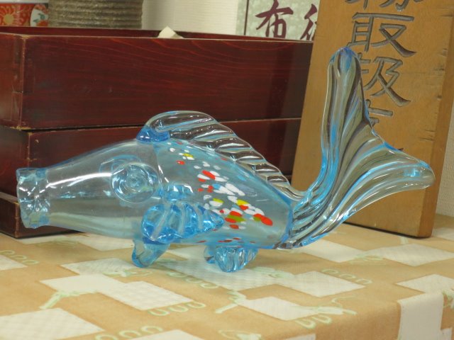 鯉 花瓶 掛花 ガラス オブジェ 昭和レトロ アンティーク 骨董 古美術 置物 レトロなガラスの鯉。本来は掛花入ですが置物としても。美濃市の古民家