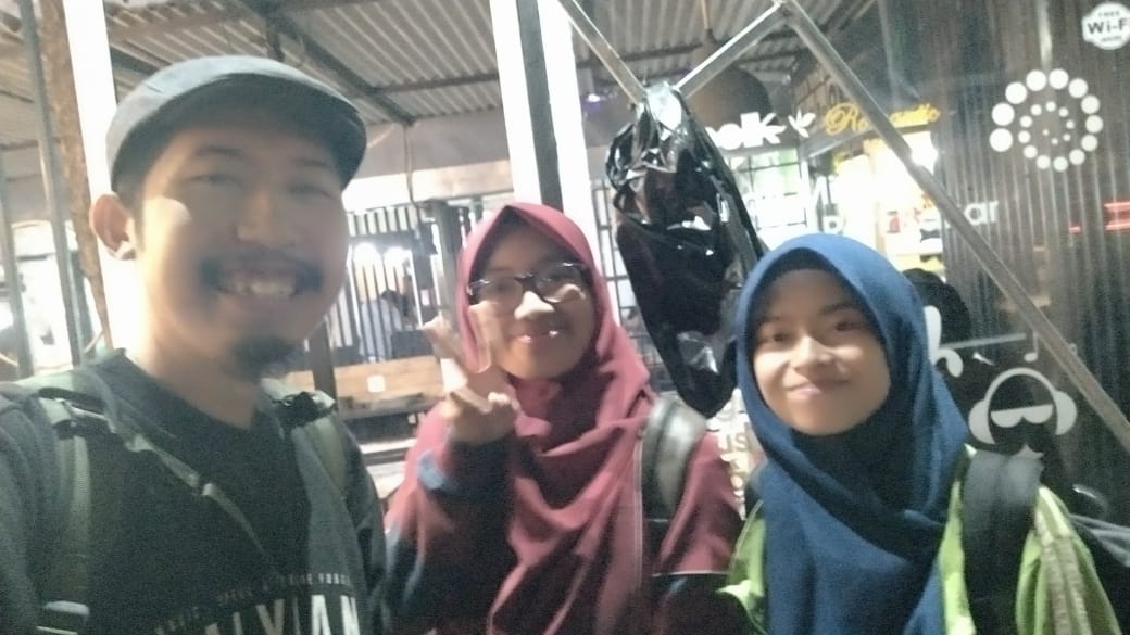 flptuiterland's tweet photo. Kemarin sudah dilaksanakan kopdar perdana FLPTwitterland nih tweeps! 
ada mang @agi_eka nyai @sarafizaa dan ceu @ainisarahnurul 

Mereka habis ngobrolin apa cik tebak? 
mau manggil ketua umumnya ah siapa tau nanti mah ikut hadir @nmsisilia 

#FLPTwitterland https://t.co/PJyA6Uwr7M
